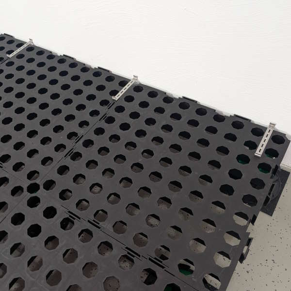 Auflegen der Befestigungsclips der Entwässerungsabdeckung 'Rain Grid' auf SmartWabic Basismodul