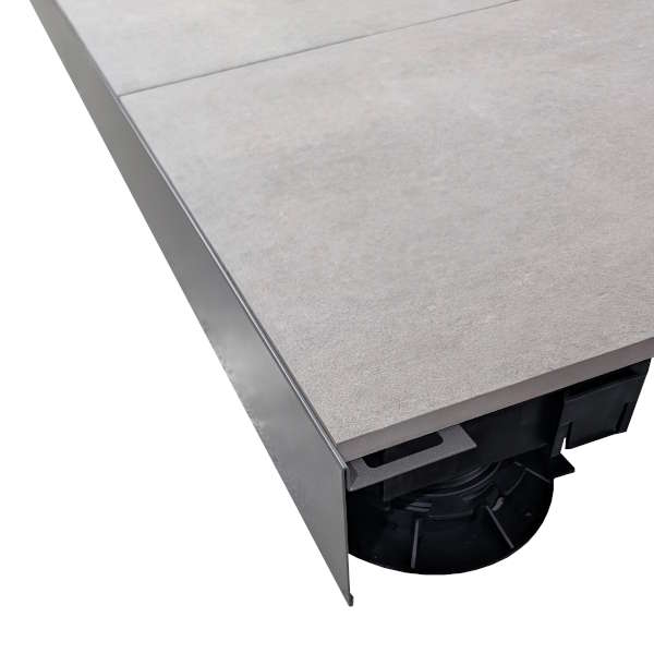 Seitliche Ansicht der fertig montierten Randverkleidung