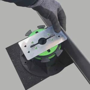 Aufsetzen der Randverkleidung auf den montierten Halteclip