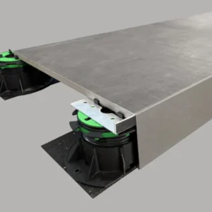 Montierte Randverkleidung Sideline auf Stelzlager EasyPro