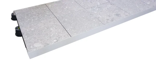 Ambientefoto der hellgrauen Randverkleidung aus größerer Entfernung