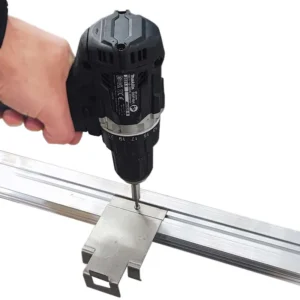 Anschrauben des Halteclip für Randverkleidung Sideline auf Schienensystem