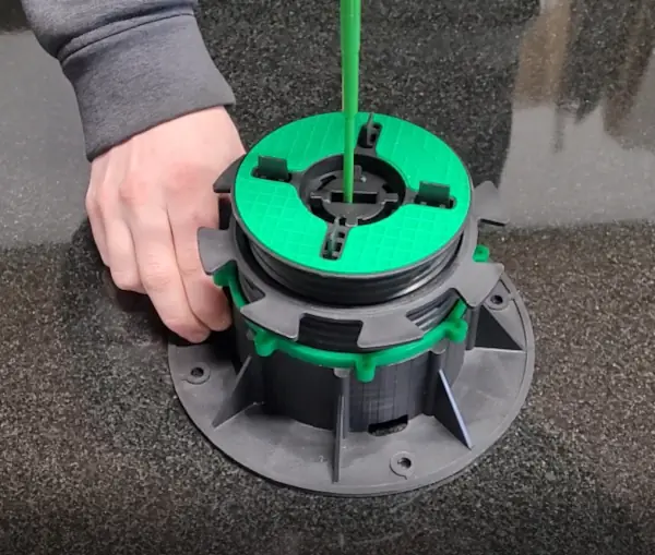 Anwendung des Verstellschlüssels beim Stelzlager EasyPro