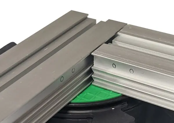 Anzeichnen der Bohrlöcher auf den Basisprofilen bei der Eckverbindung