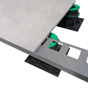 Aufgelegte Randplatte auf die Randverblendung und den unterstellten Stelzlagern EasyPro