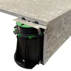 Fertiger Terrassen-Randabschluss mit waagrechter und senkrechter Platte auf EasyPro Stelzlagern