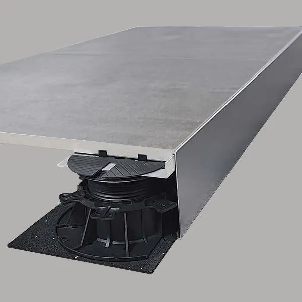 Aufgesetzte Platte und montierte Randverkleidung Sideline