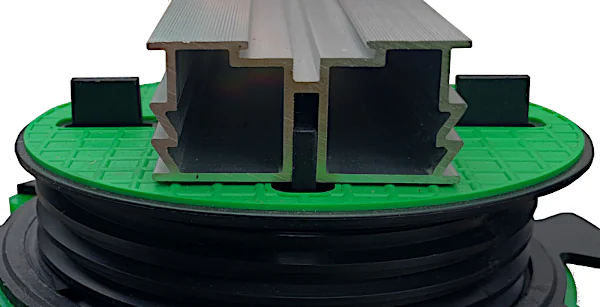 Aufsetzen des Basisprofils Slim Easy auf das Stelzlager EasyPro