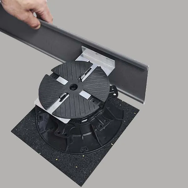 Montage der Randverkleidung Sideline auf Halteclip