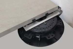 Edelstahl-Randabschluss-Clip montiert auf Stelzlager Titan