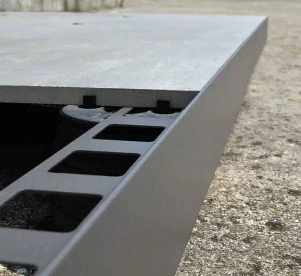 Detail der fast fertig verlegten Randverkleidung