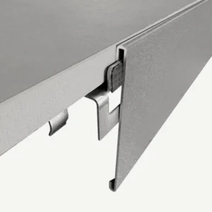 Detailansicht Halteclip mit montierter Randverkleidung