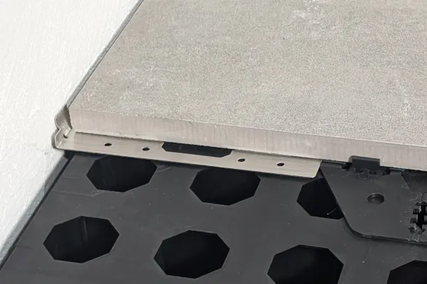 Detaildarstellung des Randabschlussclips bei Doppelboden