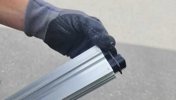 Einsetzen des Verbinders in das Basisprofil