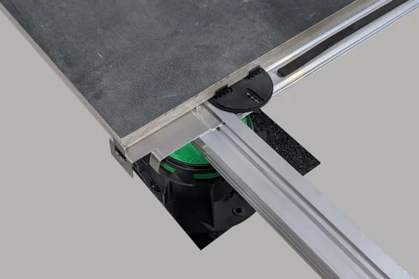 Erste montierte Platte auf vorbereitete Randkonstruktion