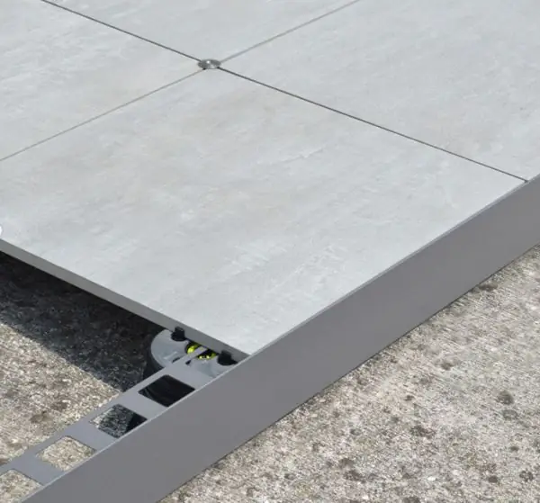 Fast fertig verlegte Randverkleidung