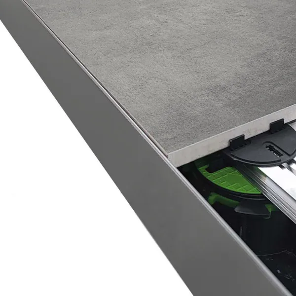 Fertig montierter Randabschluss Sideline auf dem Schienensystem