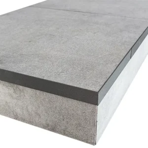 Fertige Konstruktion mit Platten und Randverblendung