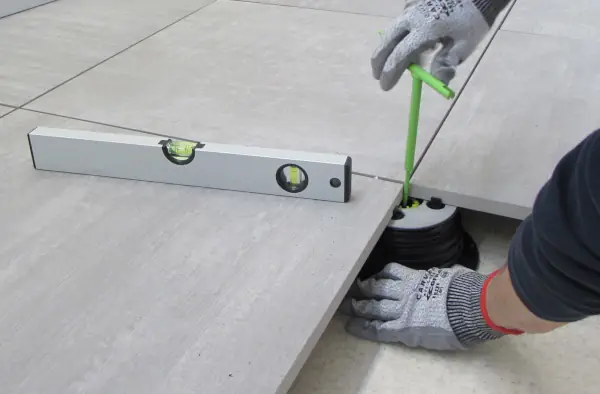 Höhenverstellung von verlegten Platten mittels des Multi-Funktions-Schlüssels