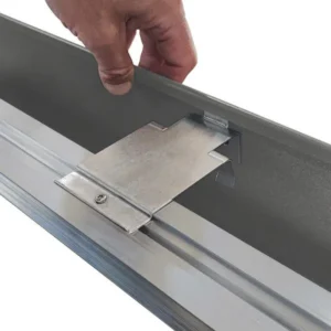 Montage der Randverkleidung Sideline auf Halteclip