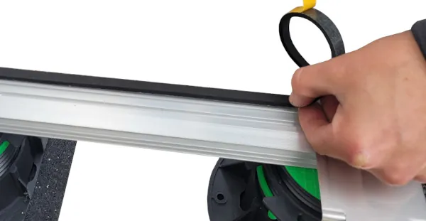 Anbringen des Akustiktapes auf dem Basisprofil Slim Easy