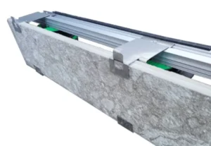 Montierte seitliche Randverblendung aus 2cm-Plattenmaterial