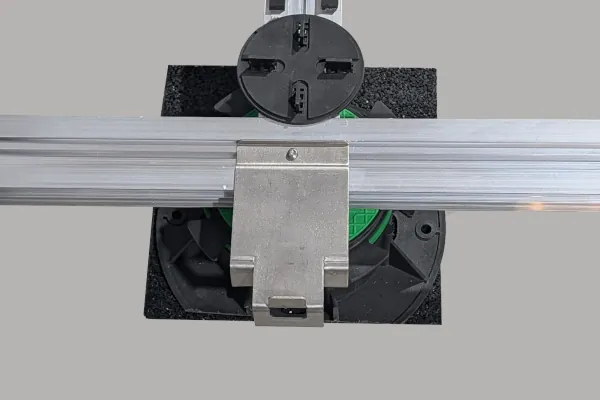 Montierter Oberer Clip und Fugenteller Slim Easy auf Schiene