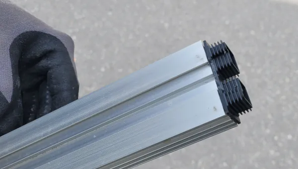 Montierter Verbinder beim Basisprofil Slim Easy