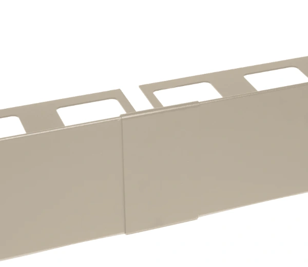 Neues Ambientefoto des Verbinders der Randverkleidung in hellbeige