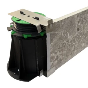 Eingesetzte vertikale Terrassenplatte in die Edelstahl-Clips am System EasyPro