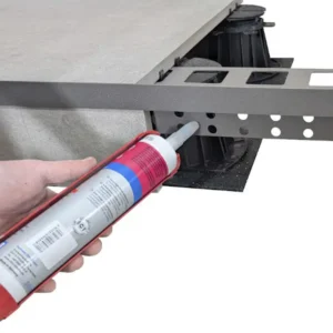 Punktweise Verklebung der seitlichen Platte am Terrassenrand