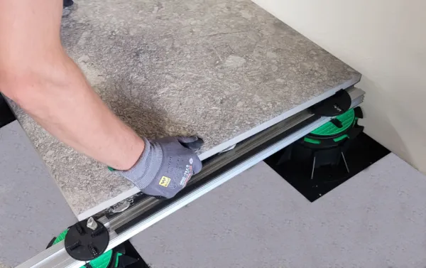 Verlegen der Platte auf aufgebrachtem Kleber bei Schienensystem Slim Easy