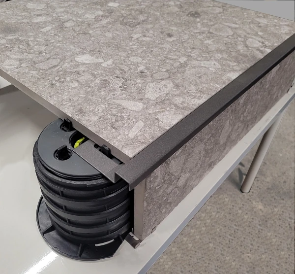 Größeres Verlegedetail des Randprofils Anthrazit