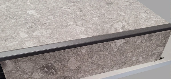 Verlegedetail des Randprofils Anthrazit