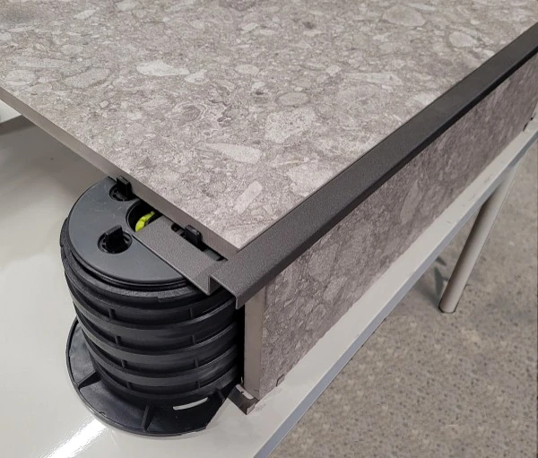 Detail des verlegten Randprofils in Schwarz