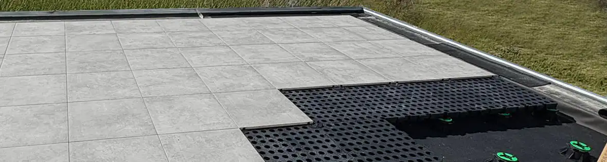 Ambientebild einer verlegten Terrasse auf dem Doppelboden