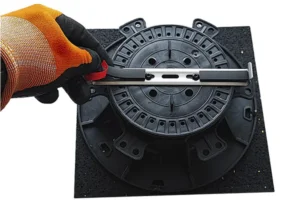 Anbringen des EPDM-Dämpfungsbandes auf der Halteklammer