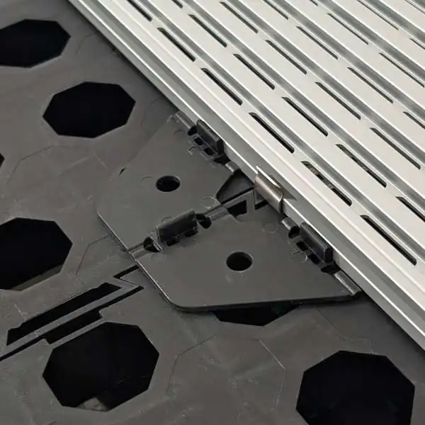 Anlegen des abgeschnittenen Auflagepads an die montierte Entwässerungsabdeckung