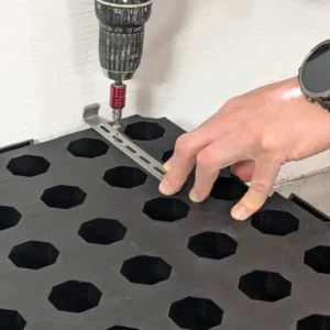 Anschrauben der Halteklammern der Entwässerungsabdeckung auf dem Doppelboden