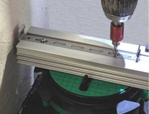 Anschrauben de Halteklammern in das Basisprofil