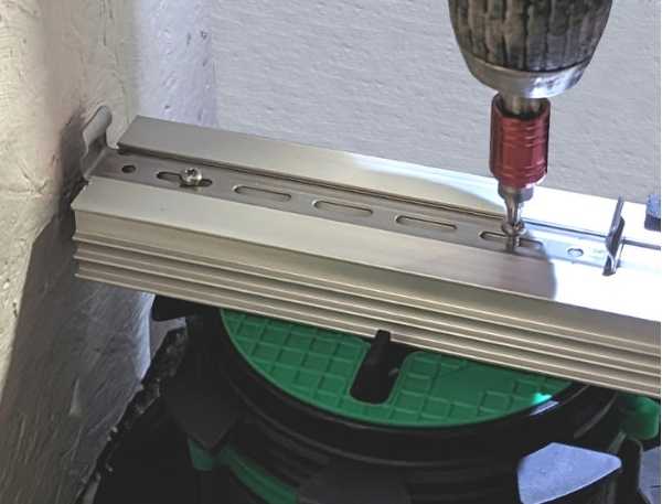 Anschrauben des Montageclips in das Basisprofil