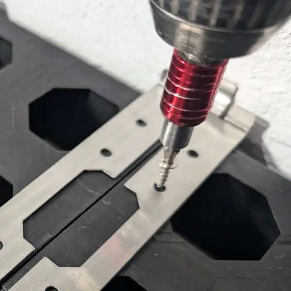 Anschrauben des Randabschluss-Clips auf Doppelboden Smart Wabic