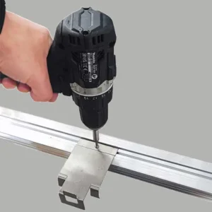 Anschrauben des oberen Randclips auf das Basisprofil