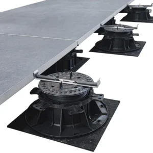 Ansicht einer Reihe von Stelzlagern Titan mit montierten Halteklammern