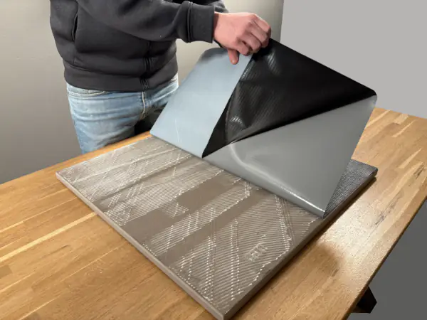 Applizieren der Personenschutzmatte auf 2cm Feinsteinzeug