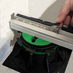 Auflegen der Akustik-Dämpfung auf den Halteclip