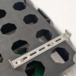 Bild der montierten Halteklammer der Entwässerungsabdeckung Rain Grid auf dem Doppelboden Smart Wabic