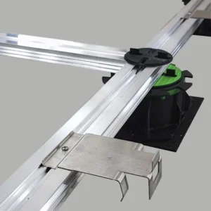 Darstellung angeschraubter Clips noch vor dem Verlegen der Platte