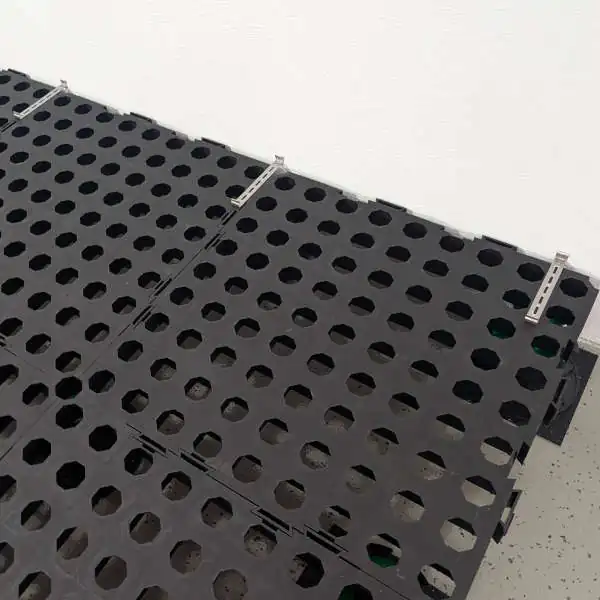 Darstellung der Montageorte der Halteklammern der Entwässerungsabedckung auf dem Doppelboden