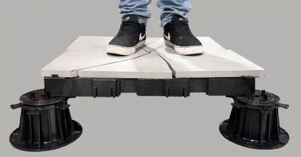 Darstellung stehender Person auf gebrochener Platte auf Smart Wabic